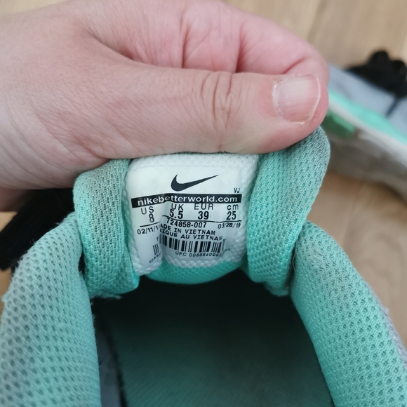 Nike women's shoes - Picture 3 of 3